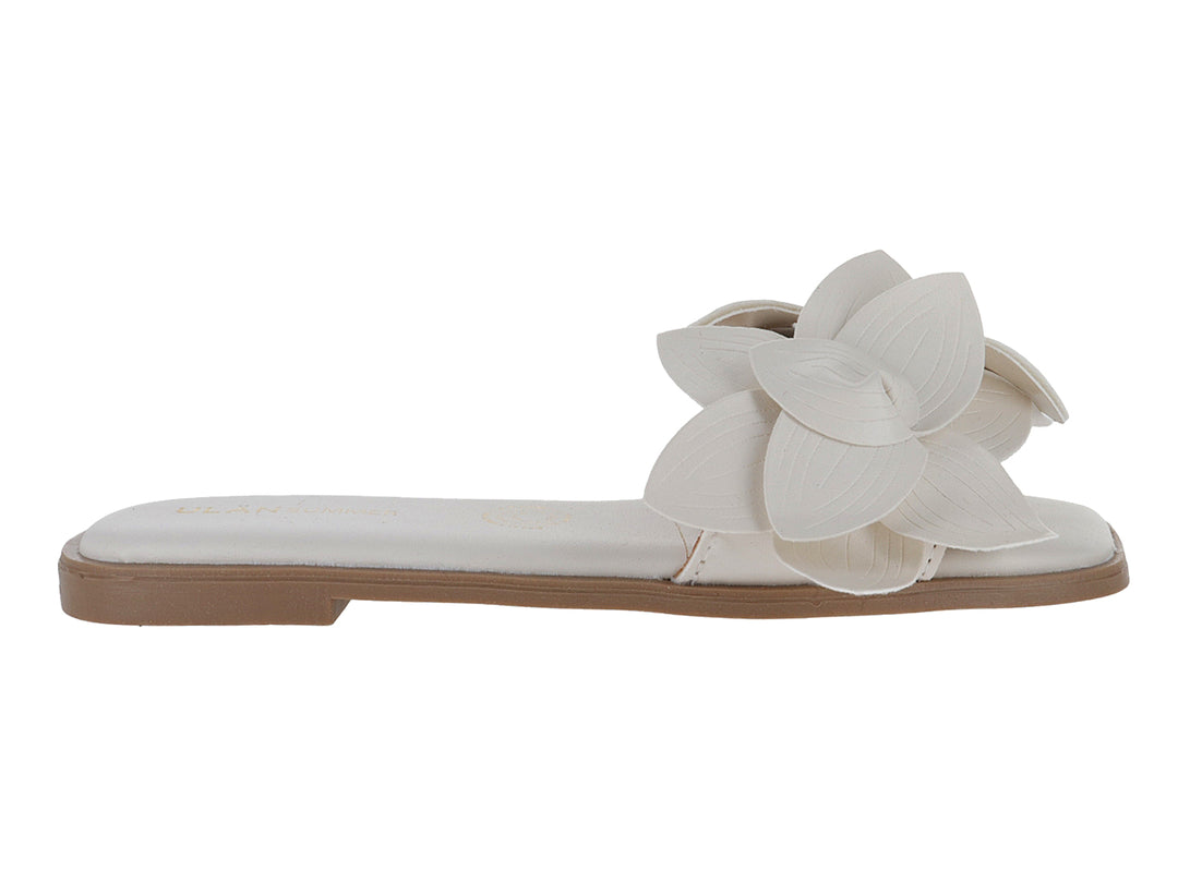 Sandalia blanca para mujer con adorno de flor grande en la correa y suela color café.