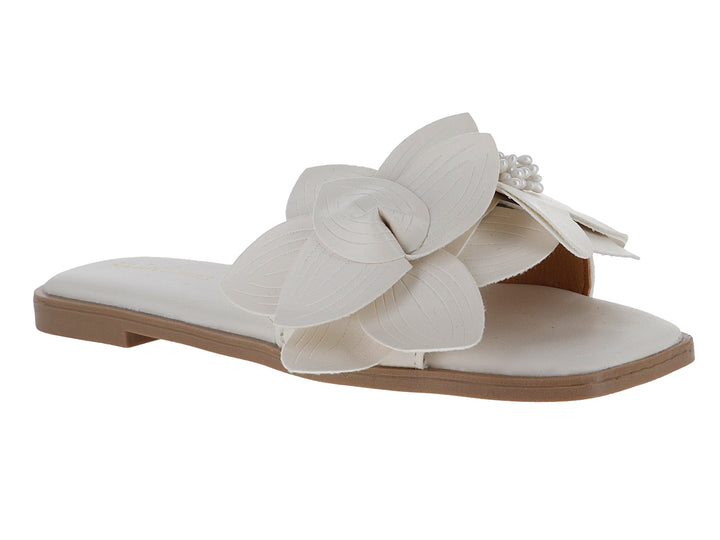 Sandalia blanca para mujer con adorno de flor grande en la correa y suela color café.