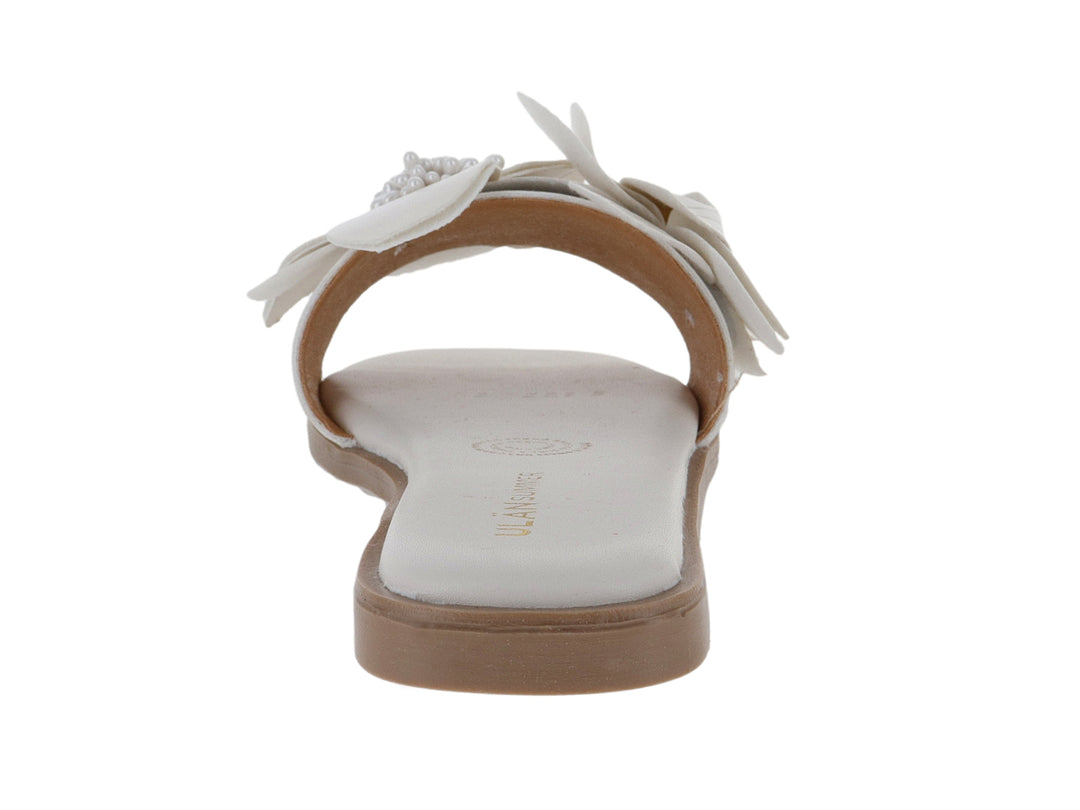 Sandalia blanca para mujer con adorno de flor grande en la correa y suela color café.