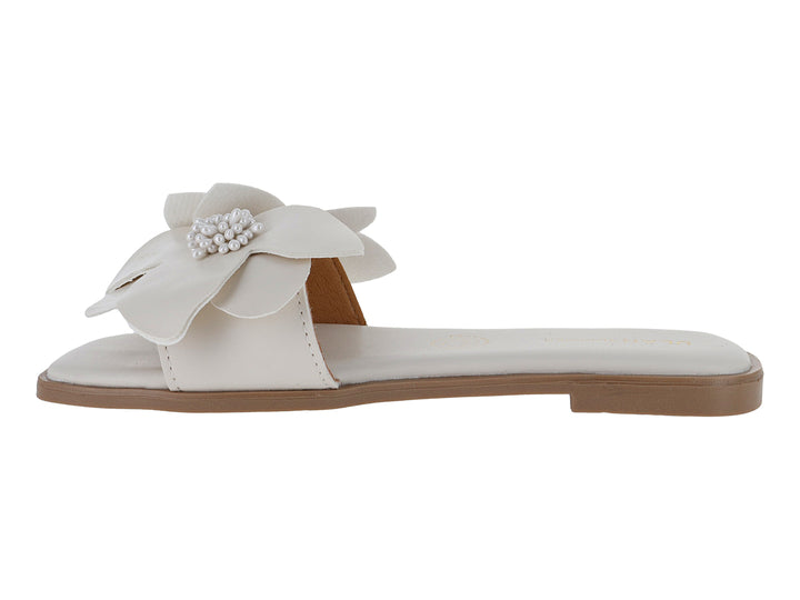 Sandalia blanca para mujer con adorno de flor grande en la correa y suela color café.