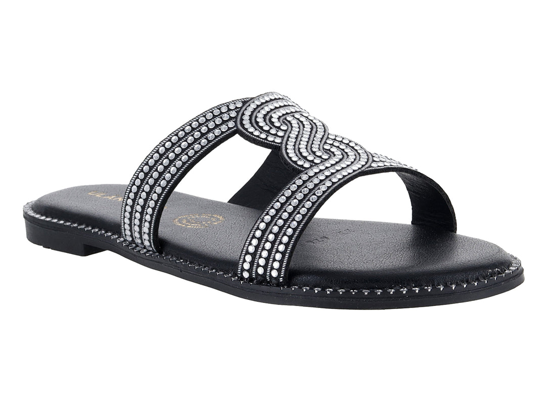 Sandalia plana color negro con tiras decoradas con brillantes plateados.