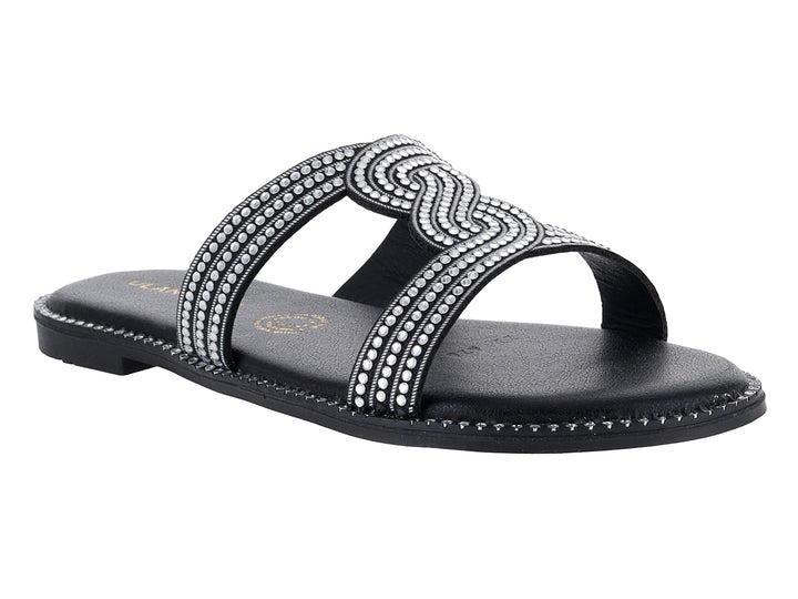 Sandalia plana color negro con tiras decoradas con brillantes plateados.