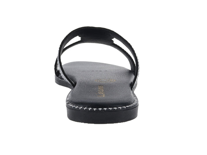 Sandalia plana color negro con tiras decoradas con brillantes plateados.