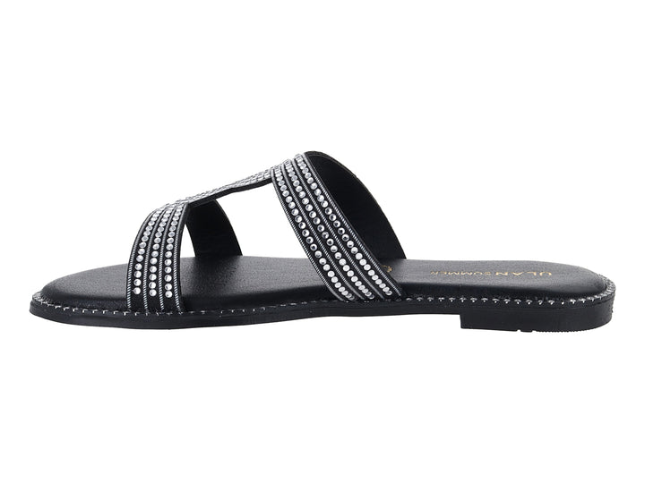 Sandalia plana color negro con tiras decoradas con brillantes plateados.