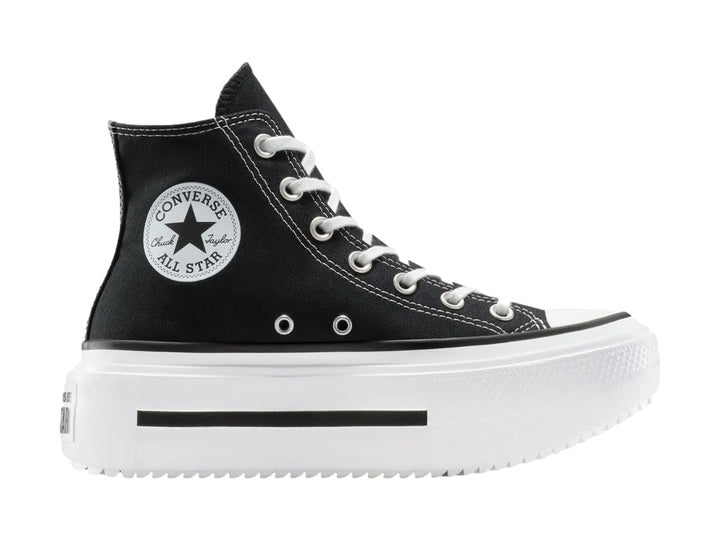 Tenis Converse All Star de caña alta en color negro con suela de plataforma blanca y agujetas blancas.