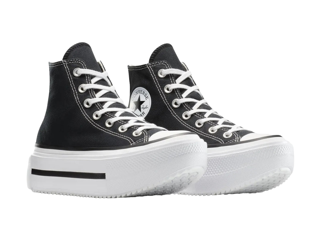 Tenis Converse All Star de caña alta en color negro con suela de plataforma blanca y agujetas blancas.
