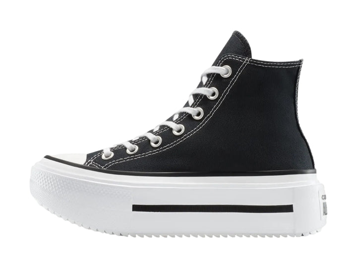 Tenis Converse All Star de caña alta en color negro con suela de plataforma blanca y agujetas blancas.