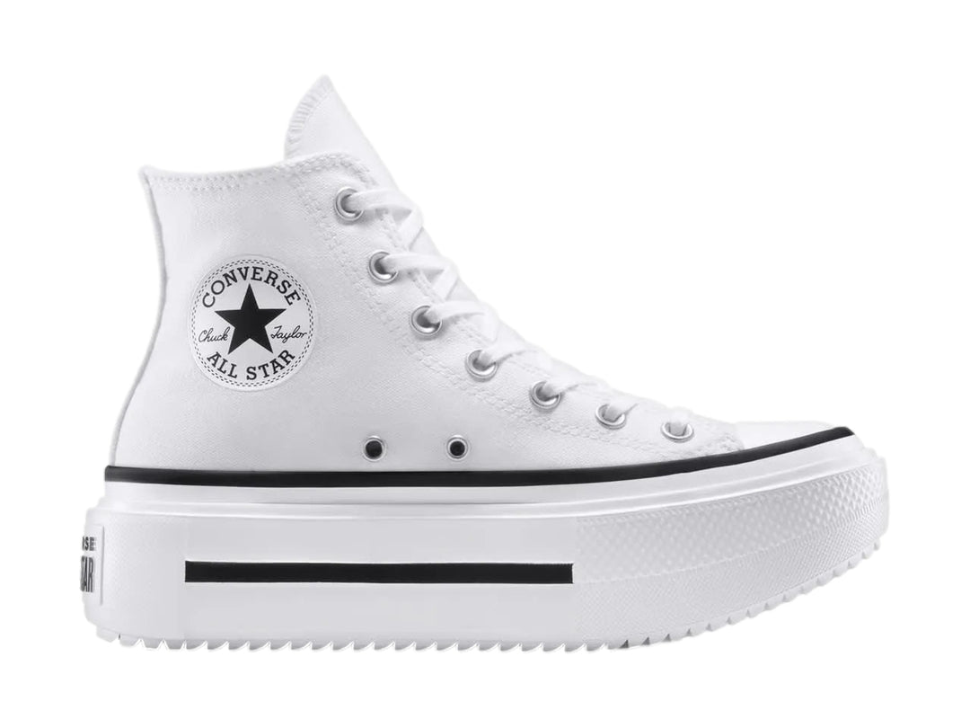 Tenis Converse blancos de caña alta con suela de plataforma doble y detalles en negro.
