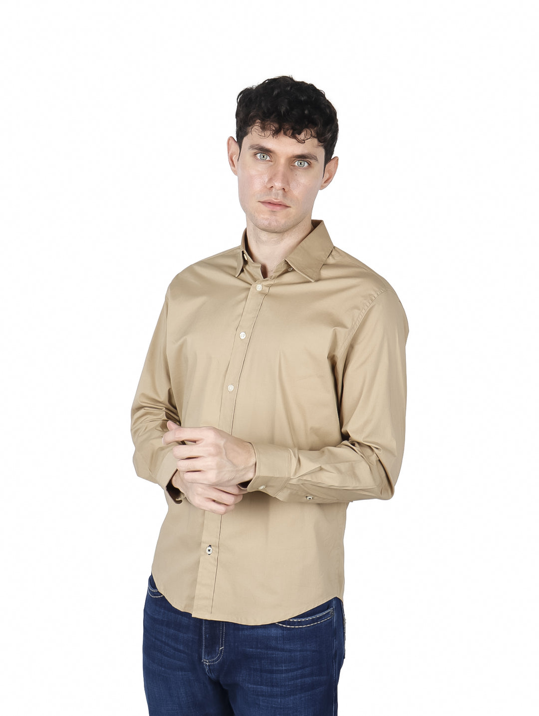 Hombre vistiendo una camisa de manga larga color khaki.