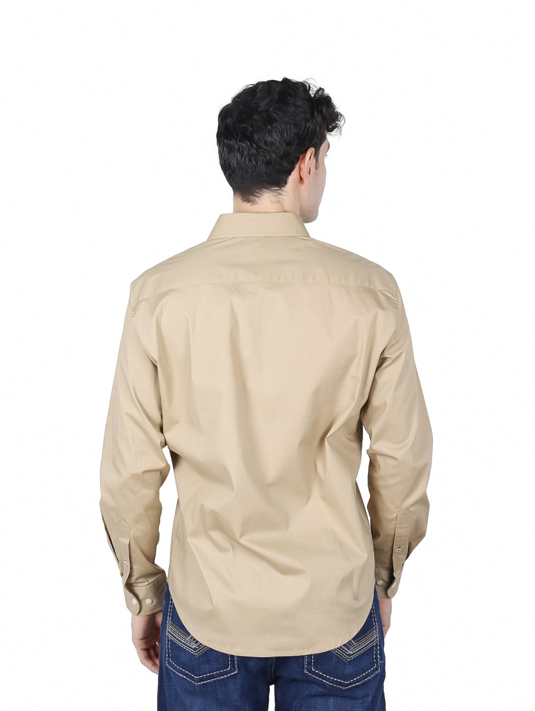 Hombre vistiendo una camisa de manga larga color khaki.