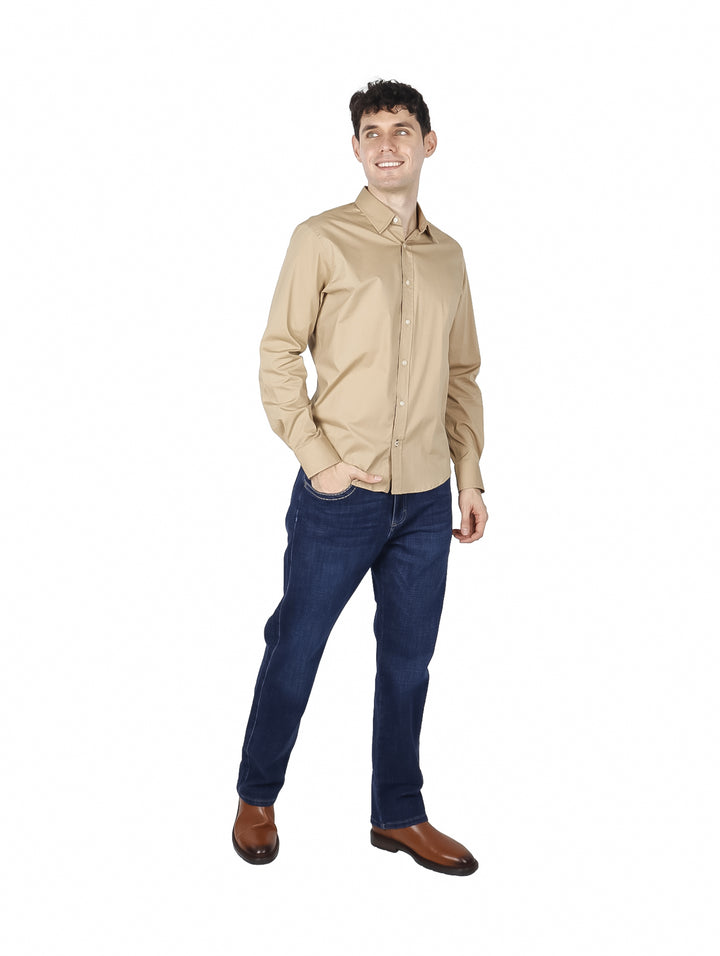 Hombre vistiendo una camisa de manga larga color khaki.