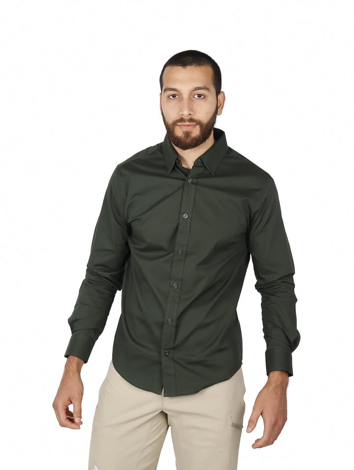 Hombre vistiendo una camisa lisa de color verde militar con manga larga y cuello, estilo casual.