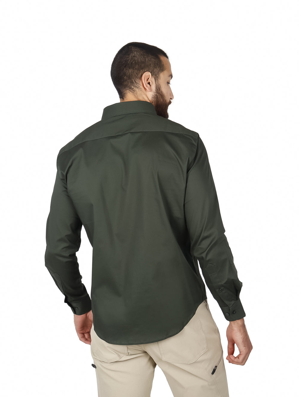Hombre vistiendo una camisa lisa de color verde militar con manga larga y cuello, estilo casual.