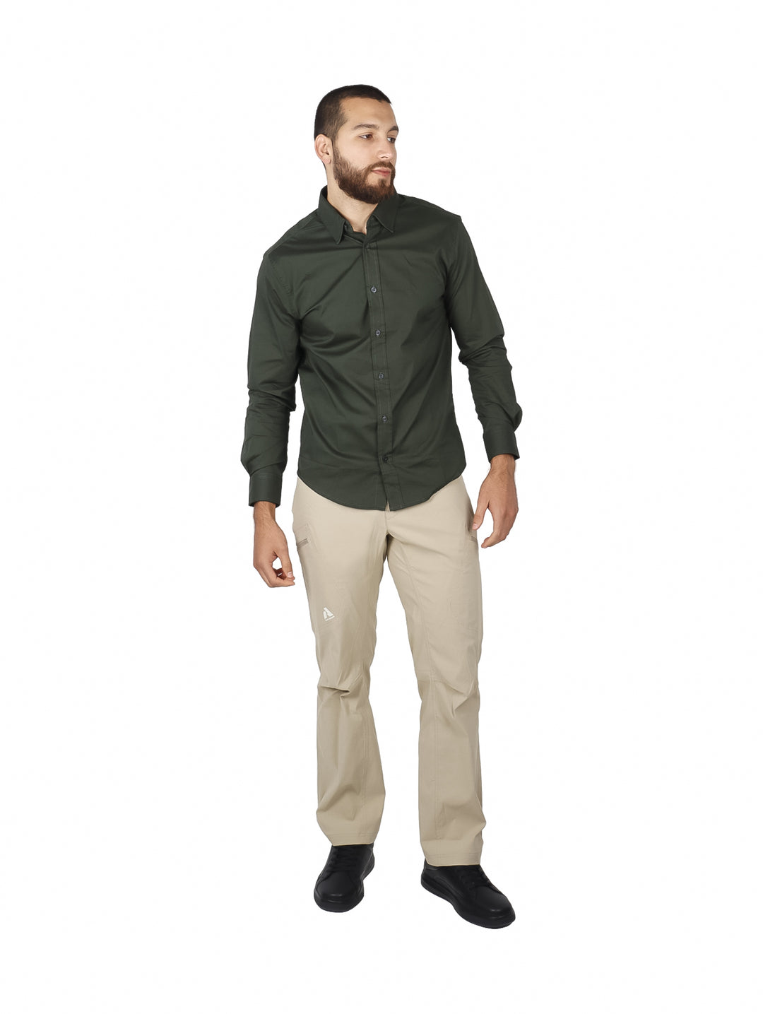 Hombre vistiendo una camisa lisa de color verde militar con manga larga y cuello, estilo casual.