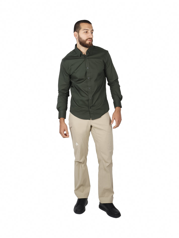 Hombre vistiendo una camisa lisa de color verde militar con manga larga y cuello, estilo casual.