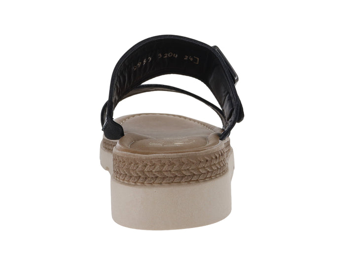 Sandalias negras de charol con plataforma beige y hebilla decorativa para mujer.