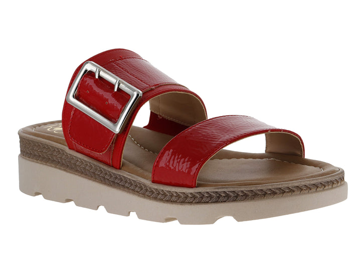 Sandalia roja de charol arrugado con hebilla plateada y suela beige de plataforma dentada.