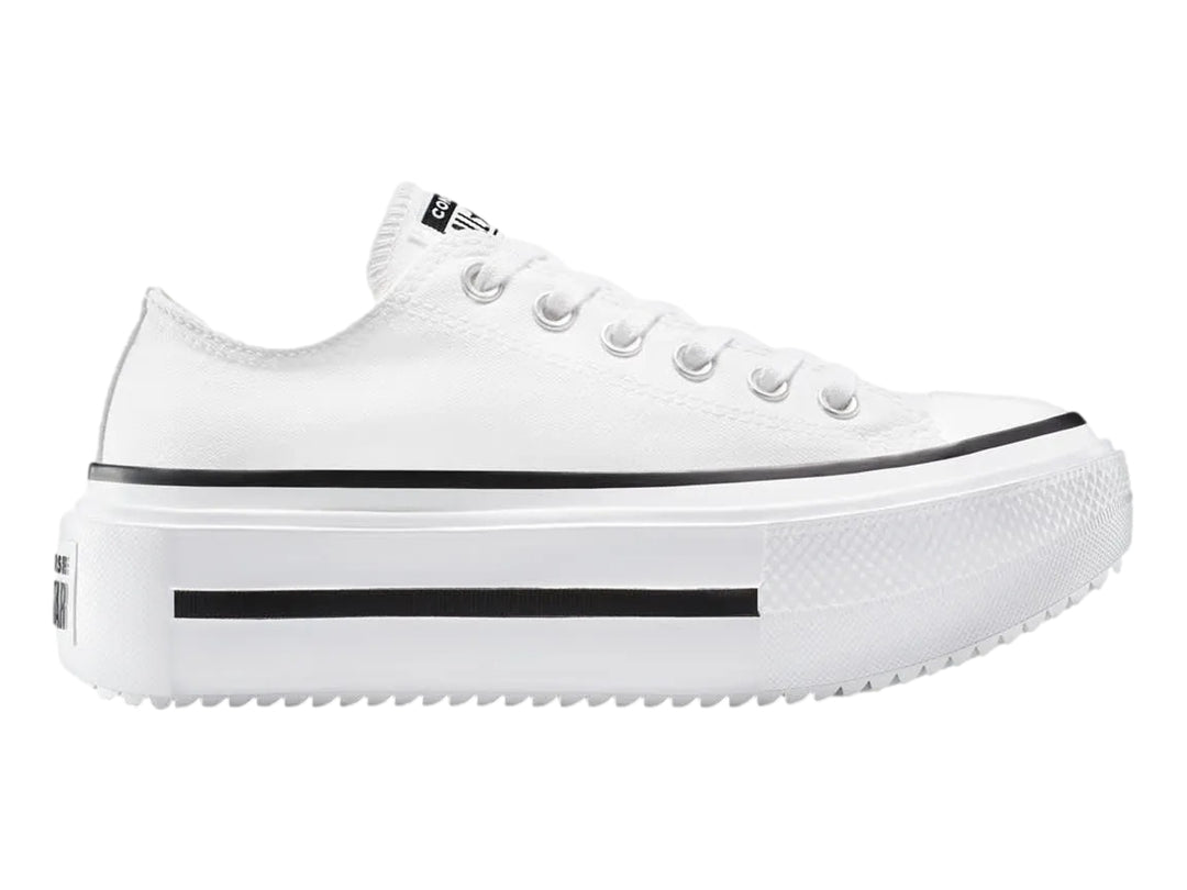 Tenis Converse blancos de plataforma con detalles en negro y suela ancha.