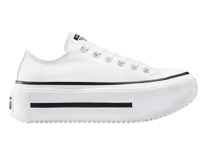 Tenis Converse blancos de plataforma con detalles en negro y suela ancha.