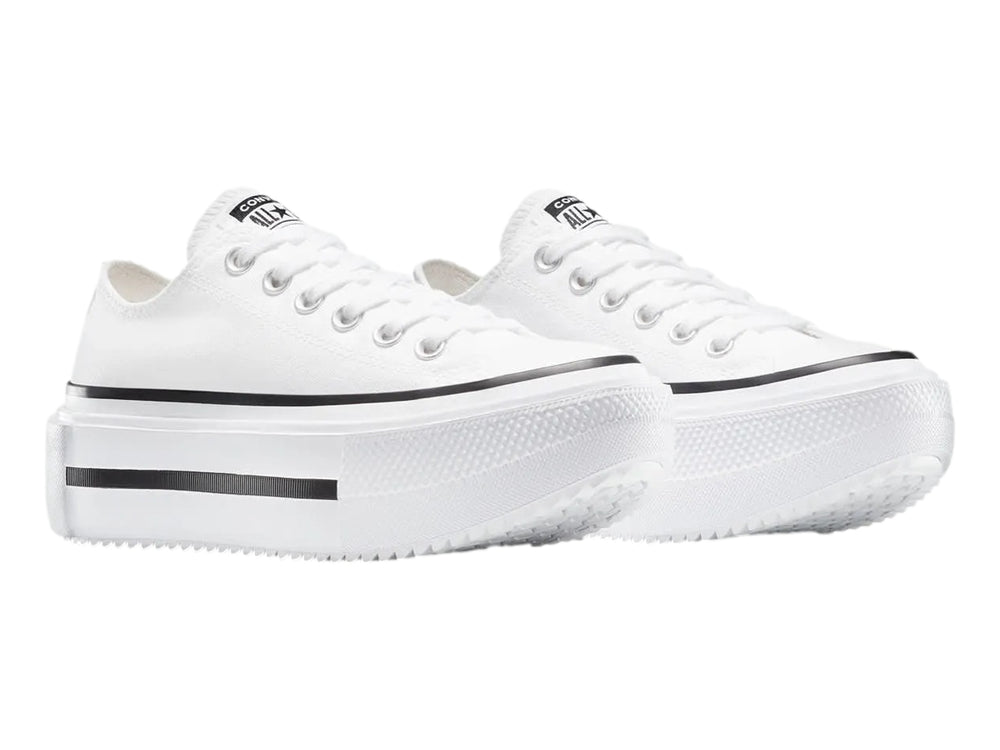 Tenis Converse blancos de plataforma con detalles en negro y suela ancha.