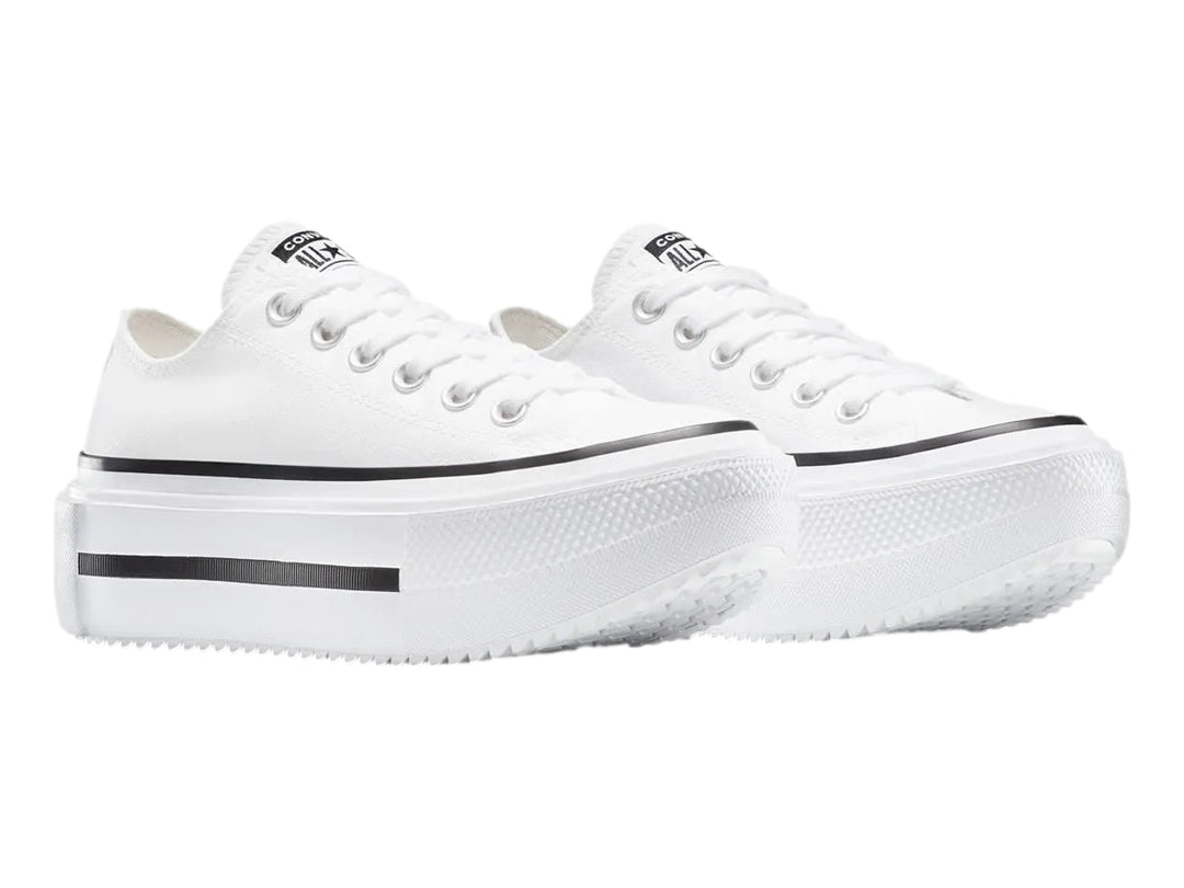Tenis Converse blancos de plataforma con detalles en negro y suela ancha.