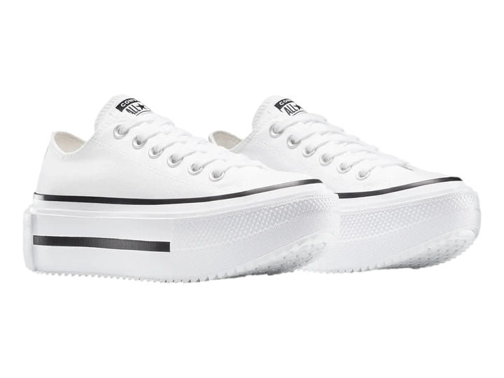 Tenis Converse blancos de plataforma con detalles en negro y suela ancha.