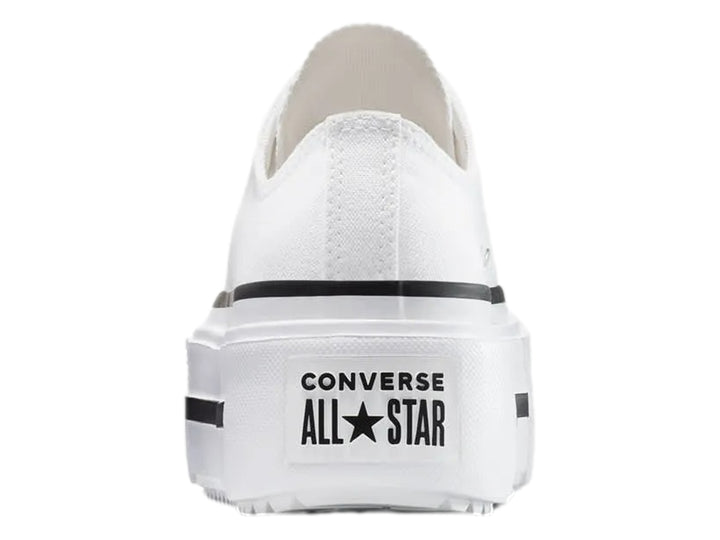 Tenis Converse blancos de plataforma con detalles en negro y suela ancha.