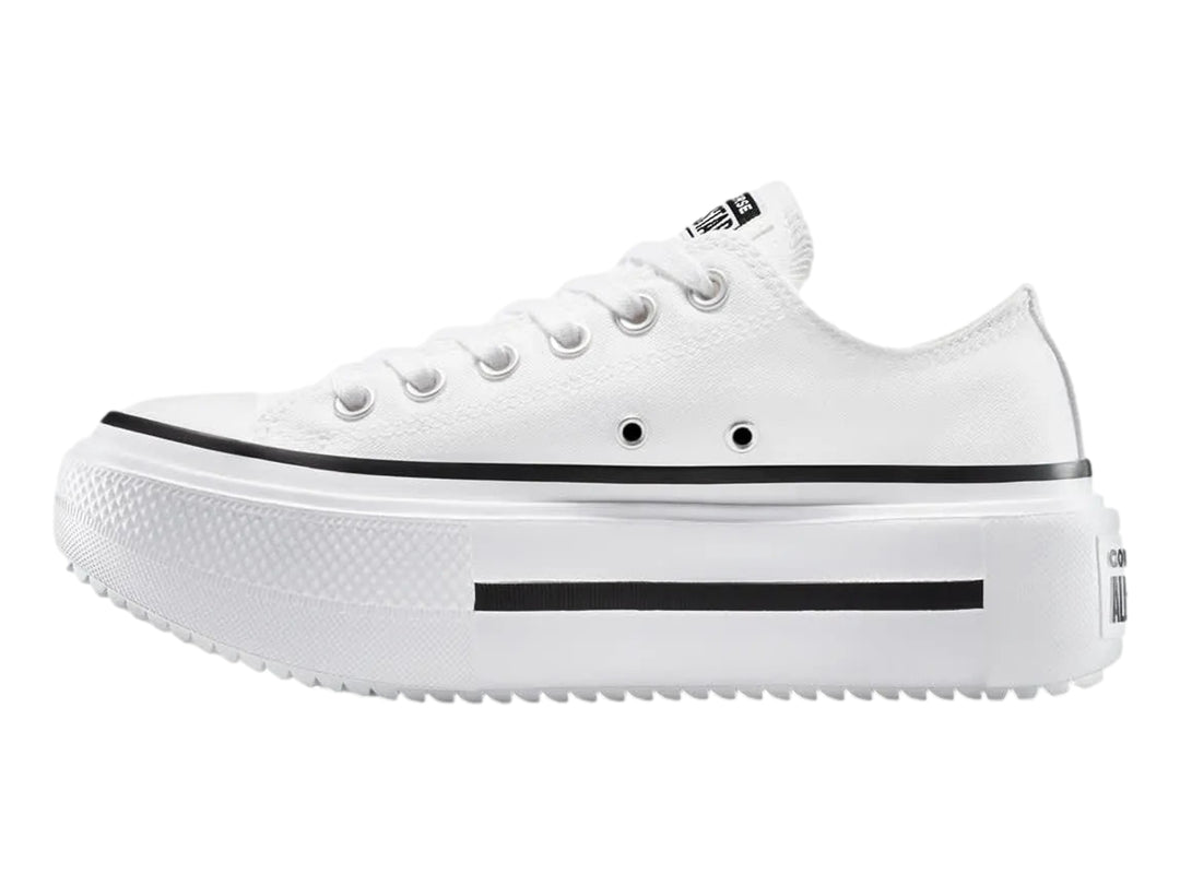 Tenis Converse blancos de plataforma con detalles en negro y suela ancha.