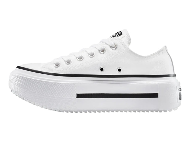 Tenis Converse blancos de plataforma con detalles en negro y suela ancha.