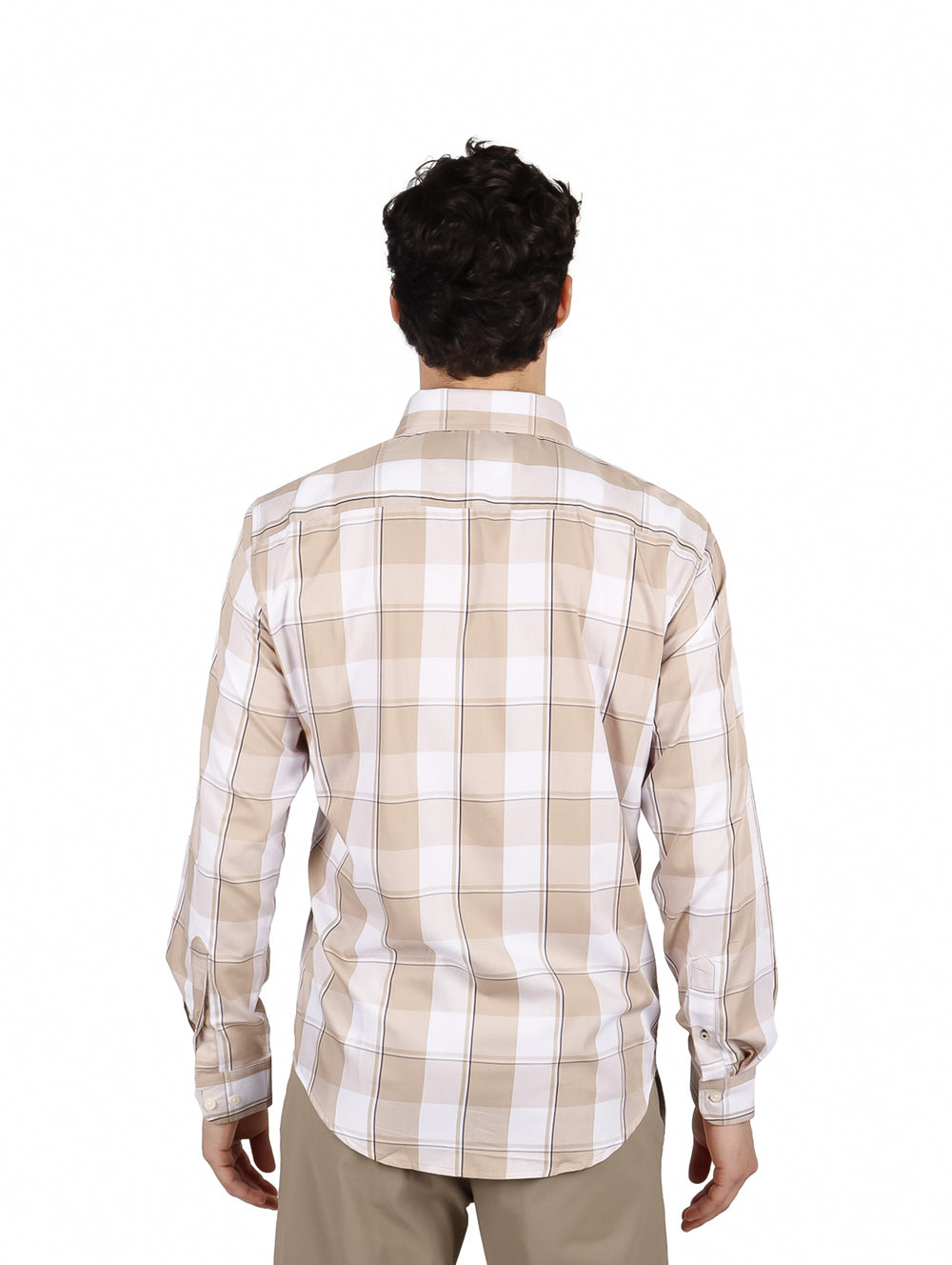 Hombre vistiendo camisa de manga larga con estampado de cuadros en colores kaki y blanco.