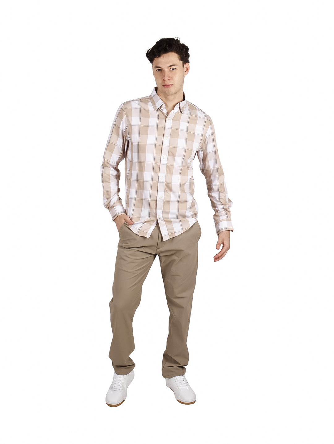 Hombre vistiendo camisa de manga larga con estampado de cuadros en colores kaki y blanco.