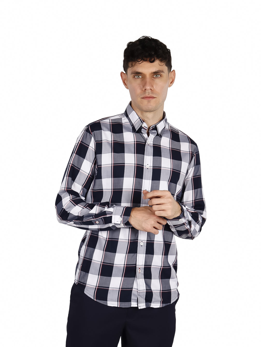 Hombre vistiendo camisa de cuadros en color azul marino y blanco de manga larga.
