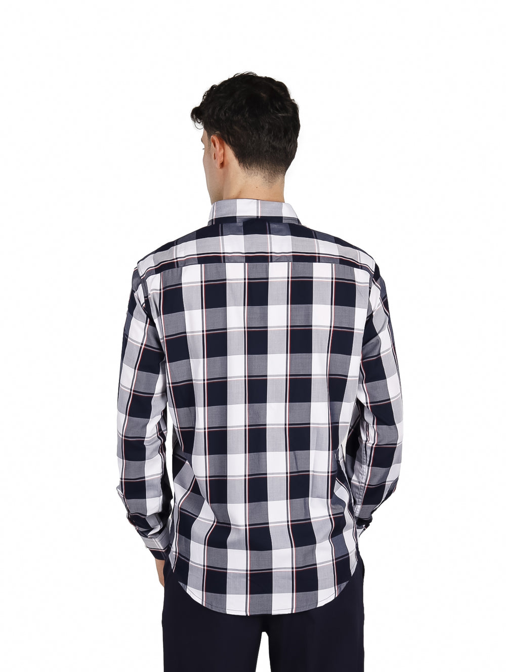 Hombre vistiendo camisa de cuadros en color azul marino y blanco de manga larga.