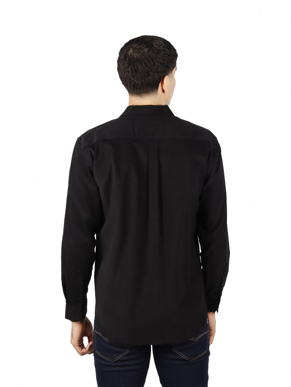 Hombre vistiendo una camisa de pana color negro de manga larga con botones frontales.