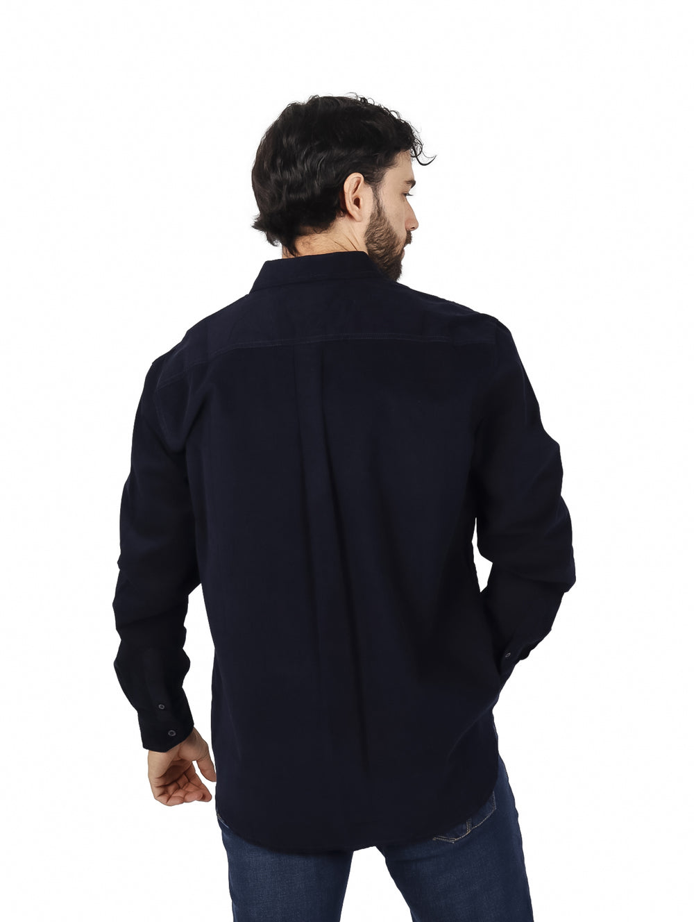 Hombre vistiendo una camisa de pana color marino de manga larga y pantalones a juego.