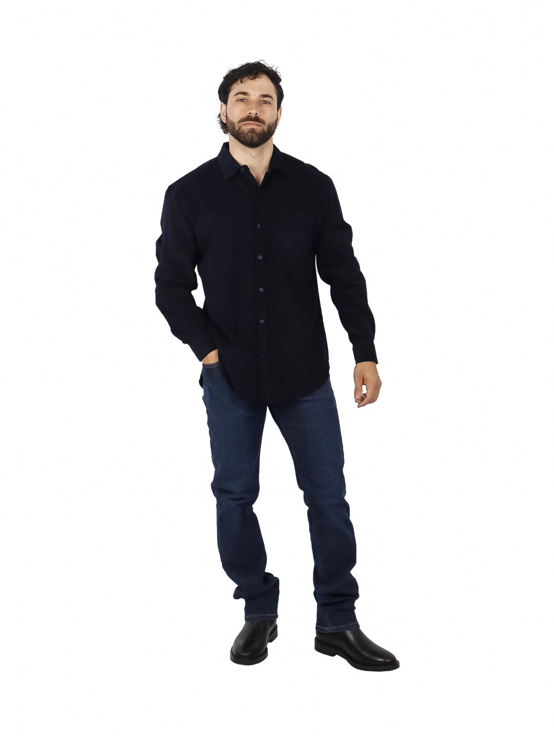 Hombre vistiendo una camisa de pana color marino de manga larga y pantalones a juego.