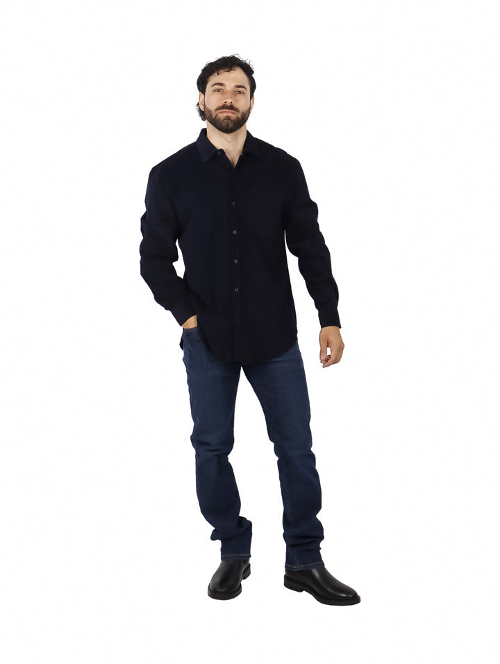 Hombre vistiendo una camisa de pana color marino de manga larga y pantalones a juego.