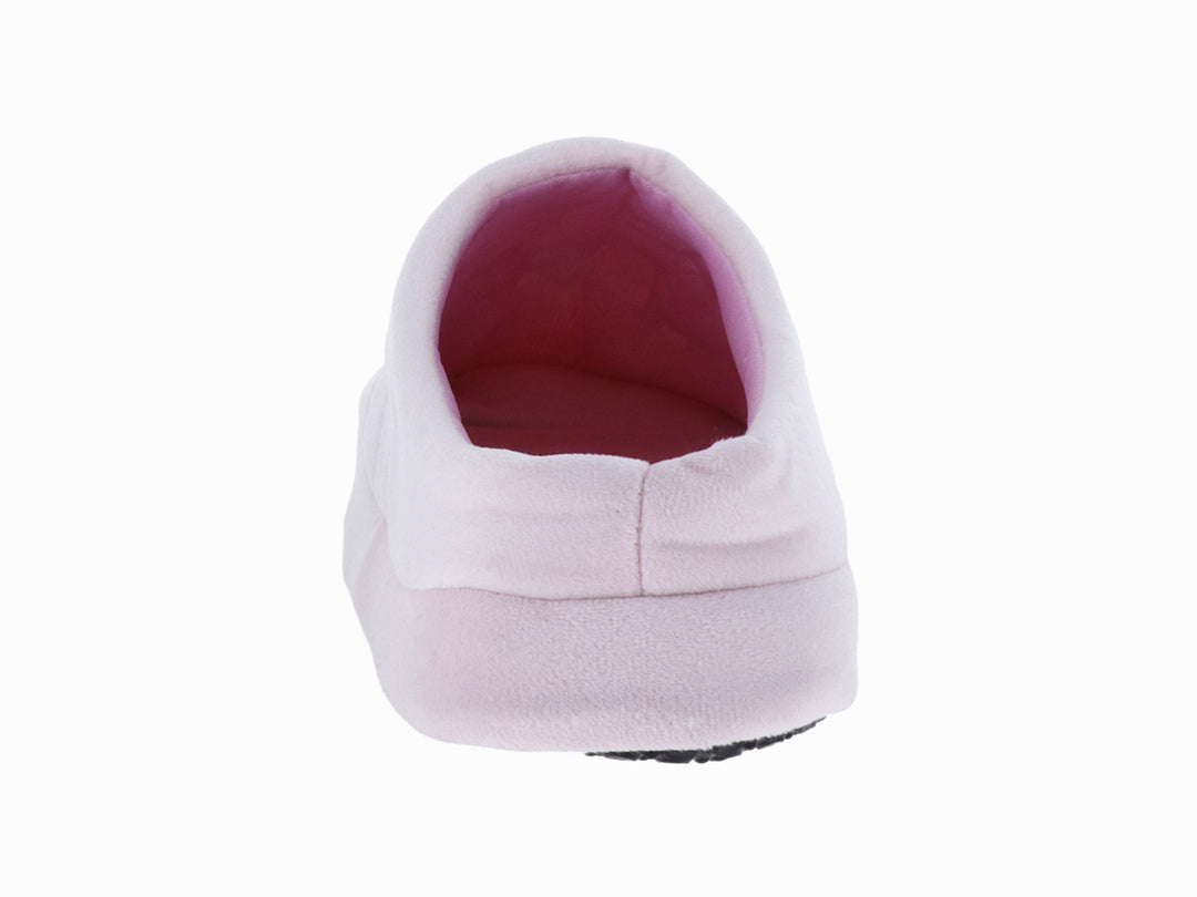Pantufla de tela color rosa con diseño cerrado y textura suave.