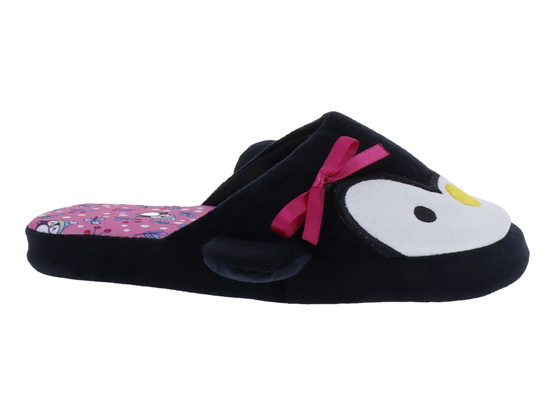 Pantufla negra de peluche con diseño de pingüino, moño rosa y plantilla estampada.