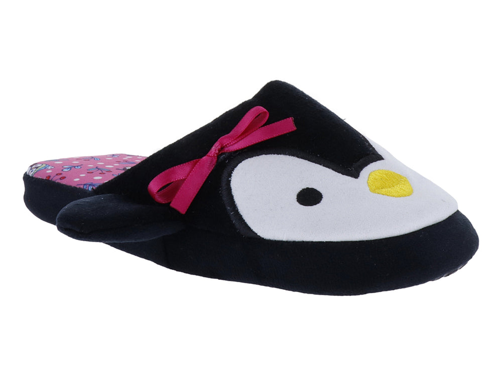 Pantufla negra de peluche con diseño de pingüino, moño rosa y plantilla estampada.