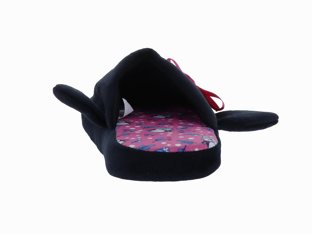 Pantufla negra de peluche con diseño de pingüino, moño rosa y plantilla estampada.