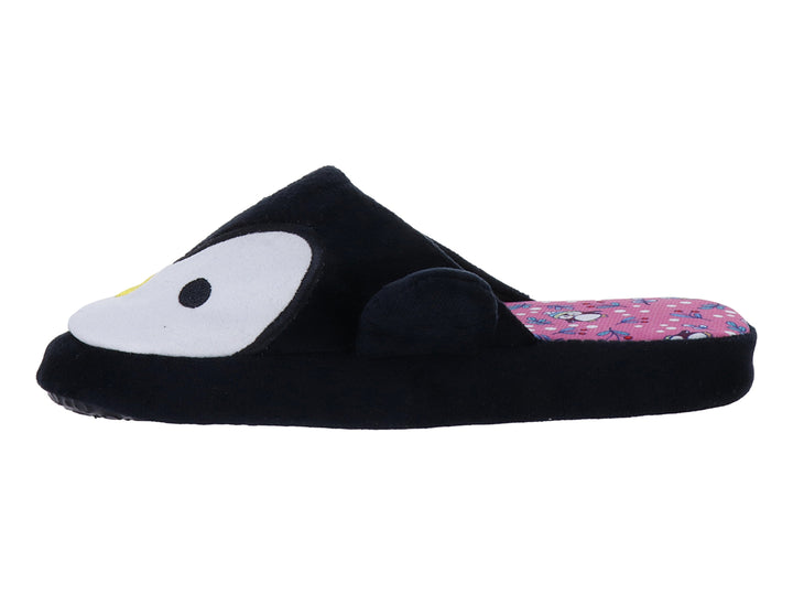 Pantufla negra de peluche con diseño de pingüino, moño rosa y plantilla estampada.