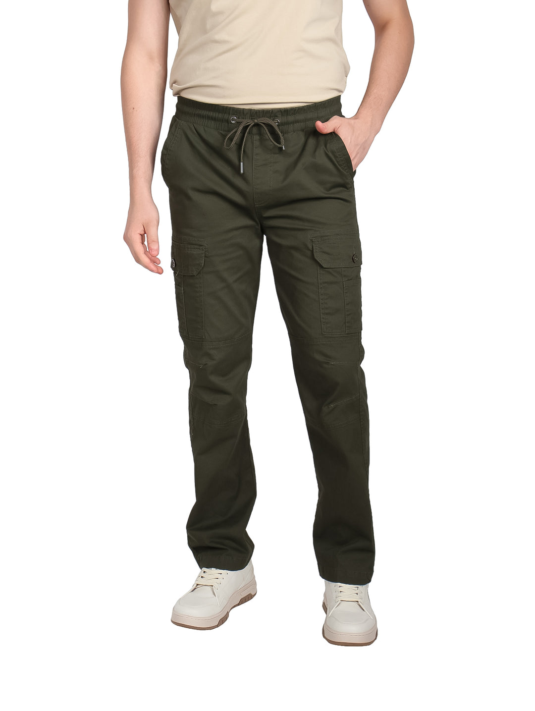 Hombre vistiendo pantalón cargo color olivo con cintura elástica y bolsillos laterales.