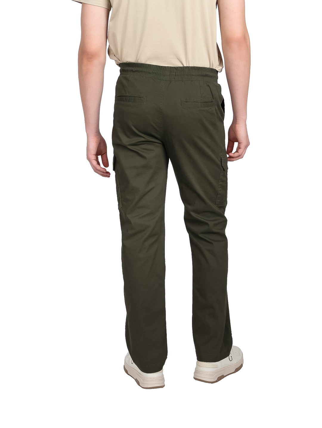 Hombre vistiendo pantalón cargo color olivo con cintura elástica y bolsillos laterales.