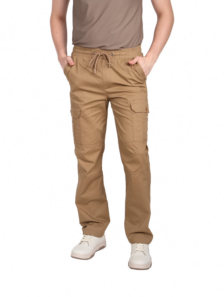 Pantalón cargo color khaki para hombre con cintura elástica y bolsillos laterales.