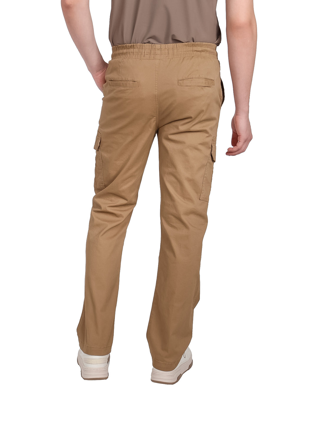 Pantalón cargo color khaki para hombre con cintura elástica y bolsillos laterales.
