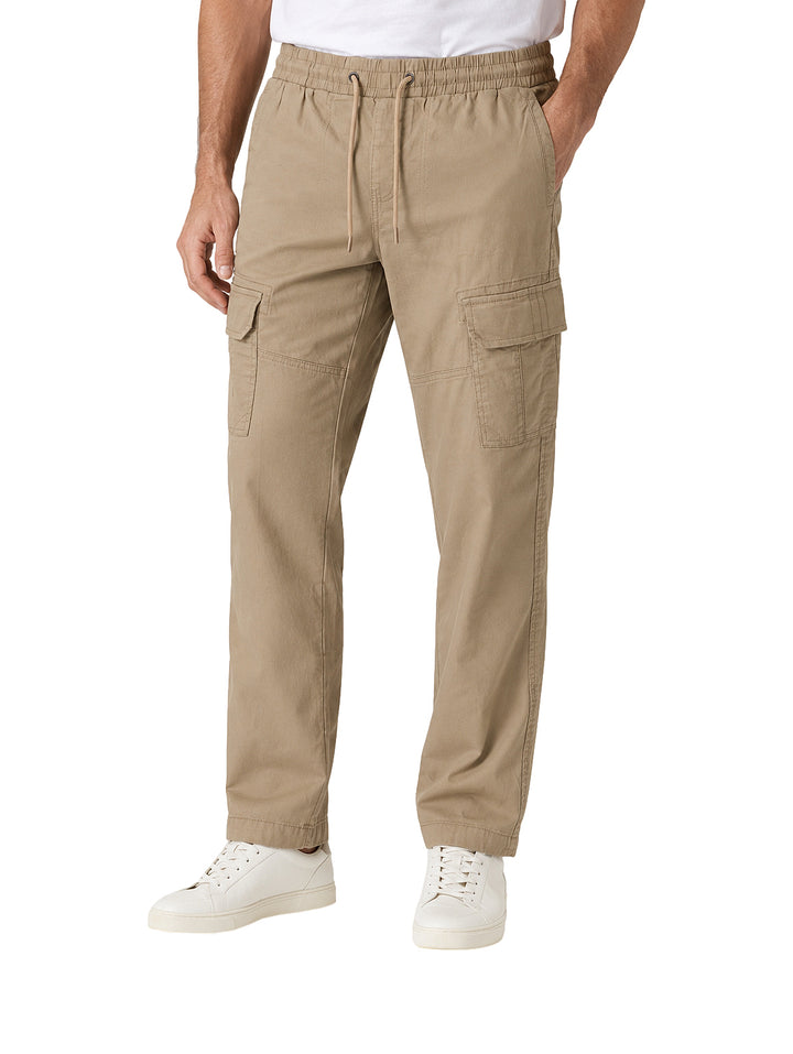 Pantalón cargo color kaki para hombre con cintura elástica y bolsillos laterales.