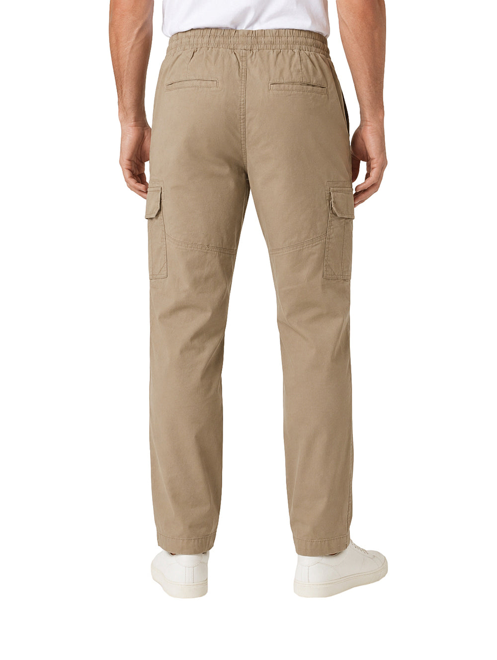 Pantalón cargo color kaki para hombre con cintura elástica y bolsillos laterales.
