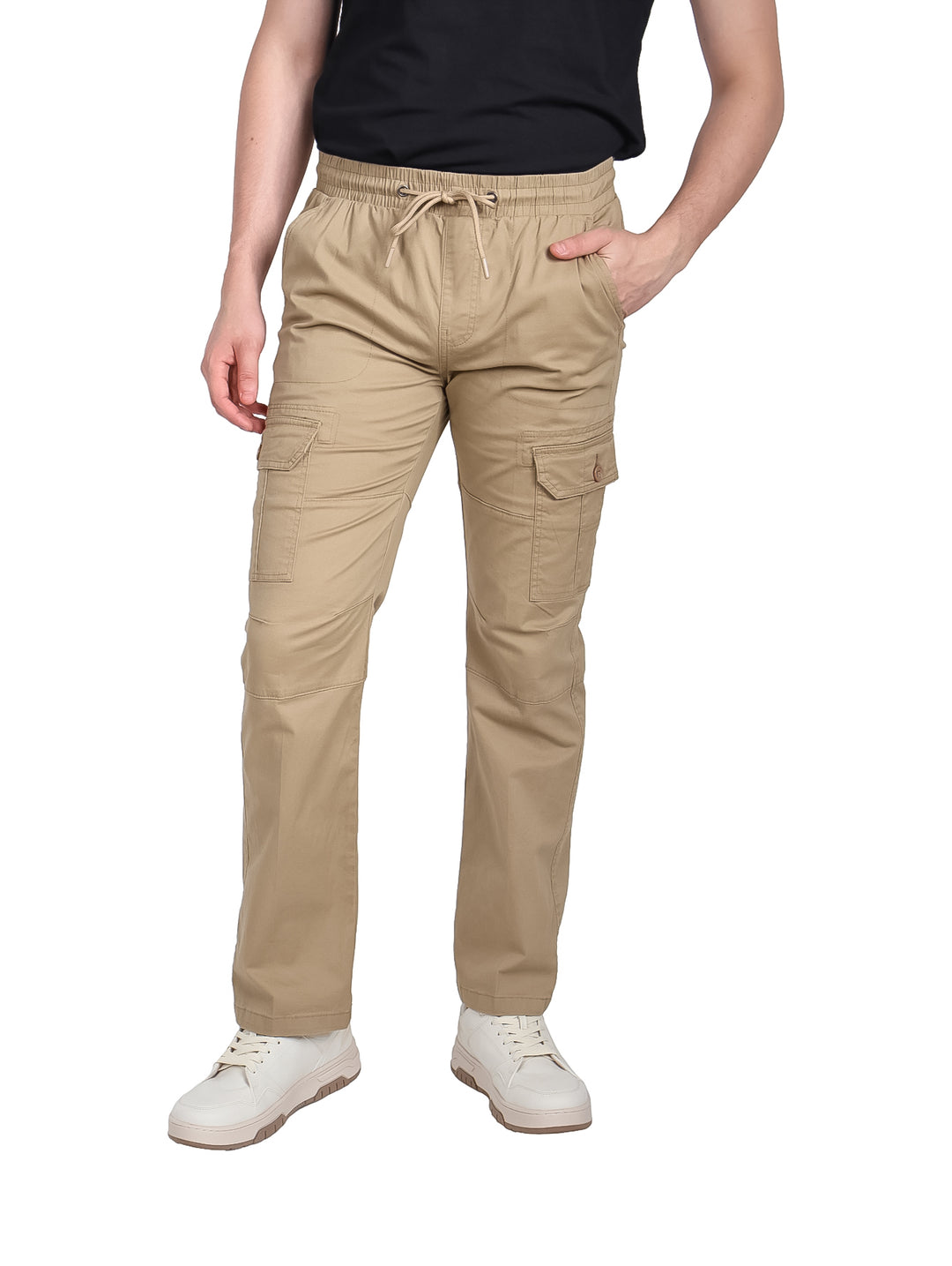 Hombre vistiendo pantalón cargo color khaki con cintura elástica y bolsillos laterales.