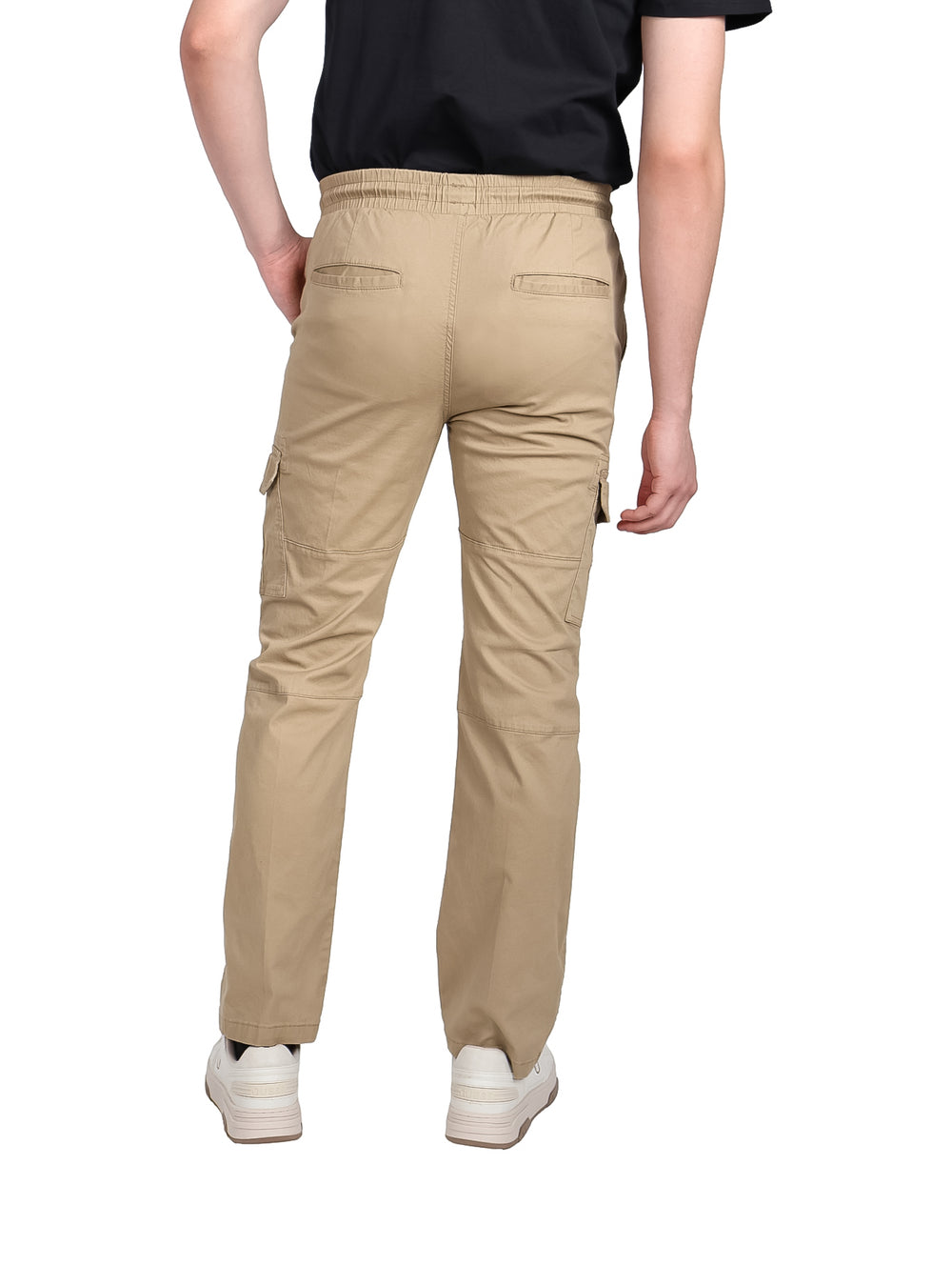 Hombre vistiendo pantalón cargo color khaki con cintura elástica y bolsillos laterales.